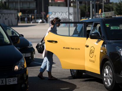 Una usuaria entra en un taxi en la estación de Sants. 

Foto: Gianluca Battista