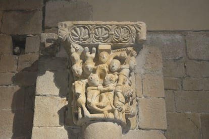 Capitel con una escena en la que damas y nobles practican sexo en distintas posturas, en la iglesia de Santiago el Viejo (Zamora), en una imagen cedida por la editorial.