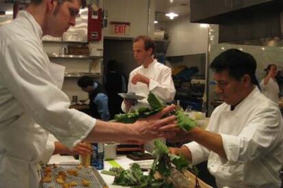 Cocina del <i>ecochef</i> Dan Barber, con vegetales de su huerta.