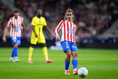 Antoine Griezmann distribuye un balón durante el partido de este sábado.