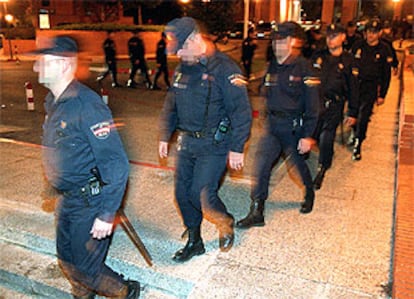 Los agentes se disponen a abandonar la Jefatura Superior de Policía para empezar a patrullar por el distrito de Centro.