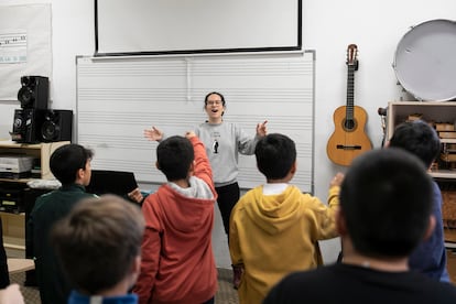 La escuela Pereanton. Una profesora de la Escuela Pereanton de Granollers dirige una clase de canto. En el aula, hay una alumna recién llegada de Senegal que no habla ni catalán ni castellano, "pero canta y baila y está feliz, y solo con esta emoción ya nos entendemos", asegura Àgata Medalla, directora del centro.  