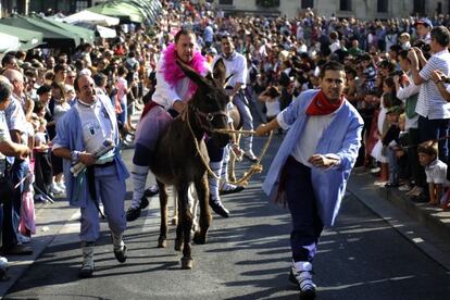 Un momento de la tradicional carrera de burros celebrada en Vitoria, durante el Día del Blusa de 2012.