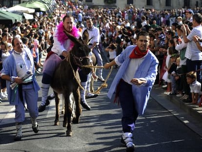 Un momento de la tradicional carrera de burros celebrada en Vitoria, durante el Día del Blusa de 2012.