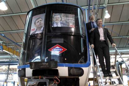 Los candidatos socialistas a la Comunidad y al Ayuntamiento de Madrid, Tomás Gómez y Jaime Lissavetzky, visitan un taller del Metro de Madrid en el barrio de Canillejas.