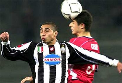 Trezeguet y César saltan por el balón.