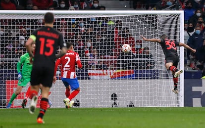 Junior Messias cabecea ante Oblak y Giménez para firmar el gol de la victoria del Milan en el Metropolitano.