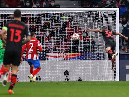 Junior Messias cabecea ante Oblak y Giménez para firmar el gol de la victoria del Milan en el Metropolitano.