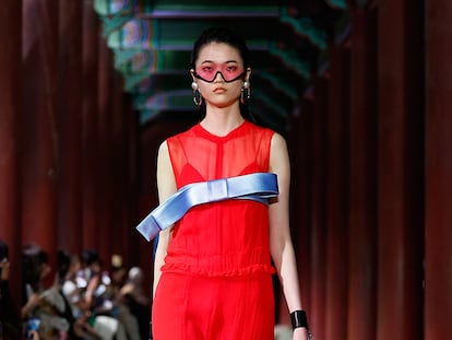 Gucci: plata, cadenas y neopreno futuristas con guiños a la tradición coreana