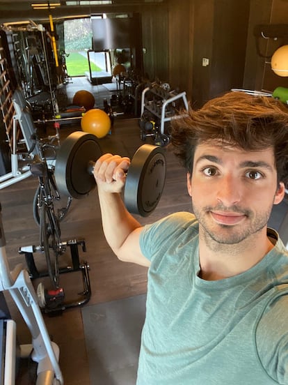 Carlos Sainz, piloto de F1, muestra cómo se entrena en el gimnasio de casa en una foto de sus redes sociales.