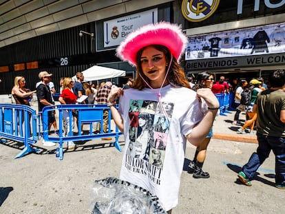 Una fan compra 'merchandising' del concierto de Taylor Swift en el Santiago Bernabéu, en Madrid.