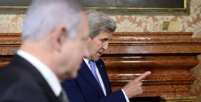 Netanyahu (izquierda) se ve con el secretario de Estado estadounidense, John Kerry, en Roma.