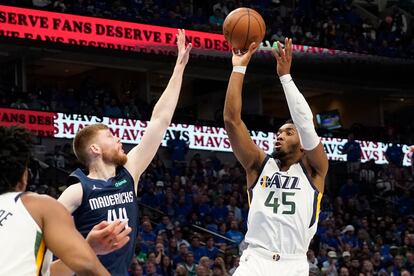 Donovan Mitchell se suspende en el aire para lanzar a canaste ante Davis Bertans.