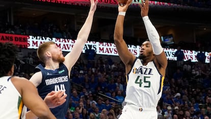 Donovan Mitchell se suspende en el aire para lanzar a canaste ante Davis Bertans.