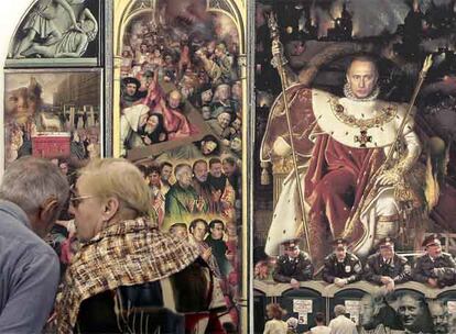 El pintor Andrei Budayev muestra en este collage diferentes escenas de la sociedad rusa y arriba, como máximo mandatario ha plasmado al presidente Vladimir Putin en una escena que refleja el importante poder que Putin ejerce sobre el país.