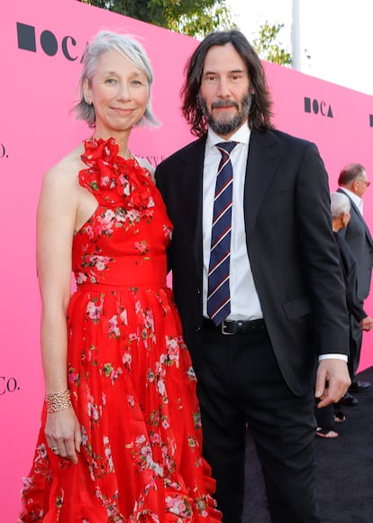 Keanu Reeves y Alexandra Grant. La noticia copó los titulares de medio mundo por lo insólito de la misma. Tras dos décadas sin conocérsele pareja oficial, Reeves se presentaba en una gala organizada por Gucci en noviembre de 2019 junto a una desconocida artista, ocho años menor que él. La carismática pareja no tardó en conquistar a todo internet y, pese a los esfuerzos del actor de Matrix por mostrarse estanco, amigos comunes acabaron confirmando que se conocían desde 2010 –habían colaborado en un libro de poemas– y que su relación sentimental llevaba años fraguándose. “Él es una gran inspiración para mí”, ha afirmado recientemente la ilustradora.