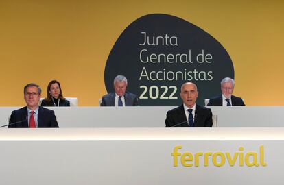 Momento de la junta de accionistas de Ferrovial. Abajo, a la derecha, Rafael del Pino, su presidente.