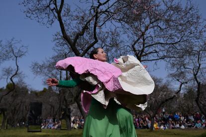 Una bailarina actúa en el espectáculo ‘La quinta en flor’, en el parque la Quinta de los Molinos, en plena floración de los almendros.