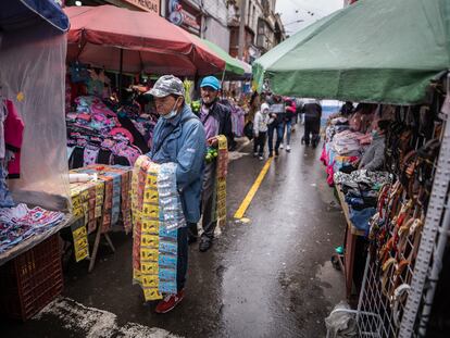 Imagen de archivo de personas comprando toda clase de productos en el barrio de San Victorino en Bogotá, Colombia.