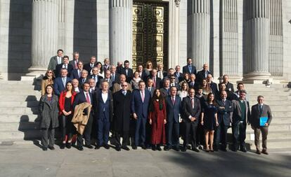 Una representación de diputados de las Cortes y miembros de la sociedad civil valenciana, convocados por la Associació de Juristes Valencians. 