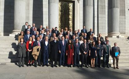 Una representación de diputados de las Cortes y miembros de la sociedad civil valenciana, convocados por la Associació de Juristes Valencians.