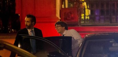 El presidente de la Generalitat Carles Puigdemont, sale de la sede de la Generalitat después de mantener ayer una reunión.
