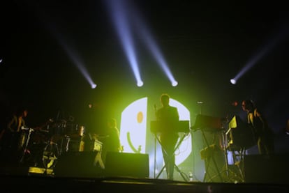 El grupo belga Soulwax, durante su actuación de la gira 'Soulwaxmas' de ayer en el Telefónica Arena de Madrid.