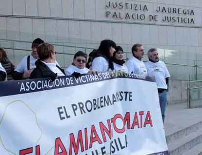 Protesta en los Juzgados de San Sebastián durante el juicio contra CAF por el uso de amianto.