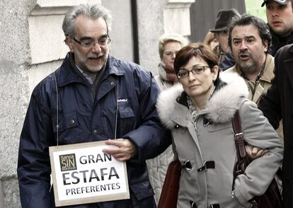 La exconsejera de Bankia Araceli Mora, increpada por afectados de las participaciones preferentes de la entidad, a su salida de la Audiencia Nacional donde acudió a declarar ante el juez Fernando Andreu, que instruye el caso Bankia