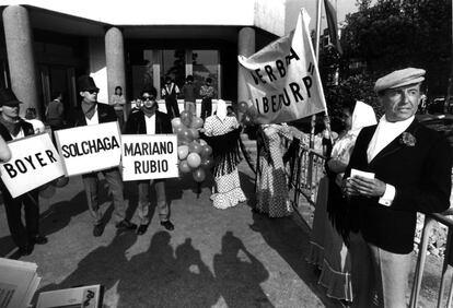 Ruiz Mateos, disfrazado de chulapo, protesta junto a su familia contra el caso Ibercop, en los juzgados de Plaza de Castilla, el 19 de mayo de 1992.