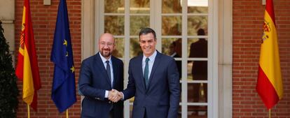 El presidente del Gobierno en funciones, y secretario general del PSOE, Pedro Sánchez, recibe en La Moncloa al al presidente electo del Consejo Europeo, Charles Michel.