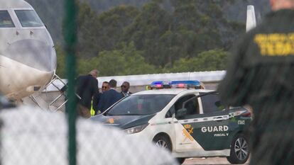 El rey emérito ha aterrizado este jueves por la tarde en el aeropuerto de Peinador, en Vigo (Pontevedra), para una estancia de cinco días, tras 654 días expatriado en Abu Dabi. La aeronave en la que ha vuelto el anterior jefe del Estado es un Gulfstream G450, un 'jet' matriculado en Aruba (Antillas Holandesas) propiedad de la compañía angoleña Bestfly.