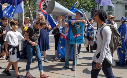 Participantes en una marcha contra el Brexit protestan ante las oficinas del Gobierno, el pasado día 8 en Londres.