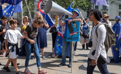 Participantes en una marcha contra el Brexit protestan ante las oficinas del Gobierno, el pasado día 8 en Londres.