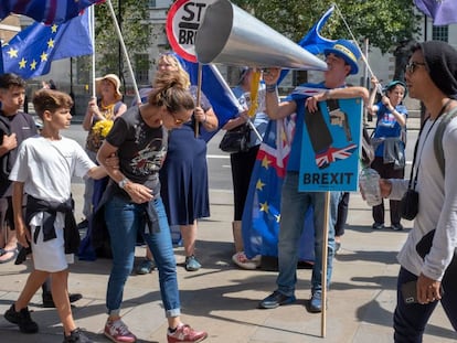 Participantes en una marcha contra el Brexit protestan ante las oficinas del Gobierno, el pasado día 8 en Londres.