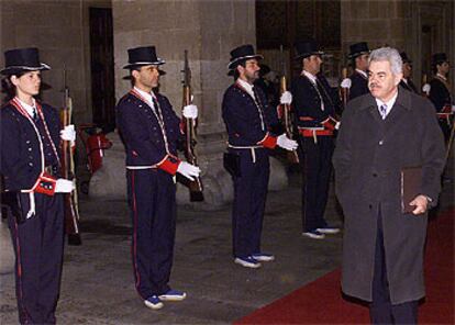 Maragall pasa revista a la guardia de los Mossos d&#39;Esquadra el pasado febrero.