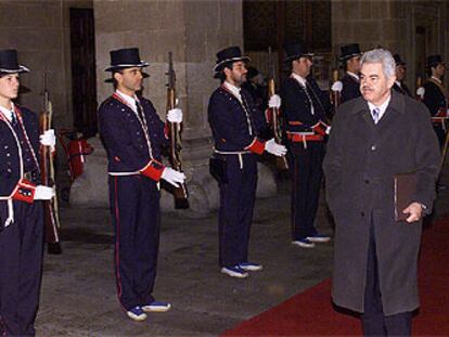 Maragall pasa revista a la guardia de los Mossos d'Esquadra el pasado febrero.