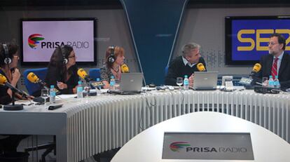 El líder del PP, Mariano Rajoy (a la derecha), durante la entrevista en la SER. A su lado, Carles Francino, Gemma Nierga, Ángels Barceló y Montserrat Domínguez.