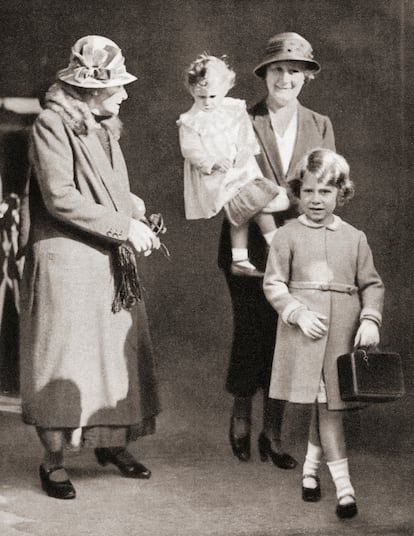 La entonces princesa Isabel y su hermana pequeña, la princesa Margarita, con sus niñeras Clara Knight (izquierda) y Margaret 'Bobo' MacDonald, en 1932.