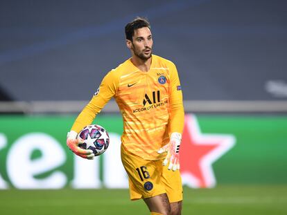 Sergio Rico ataja el balón durante la semifinal de Champions del PSG frente al Leipzig en 2020.