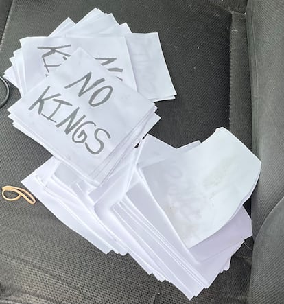 Octavillas con el lema 'No Kings' en el coche del sospechoso de los atentados de Minnesota.
