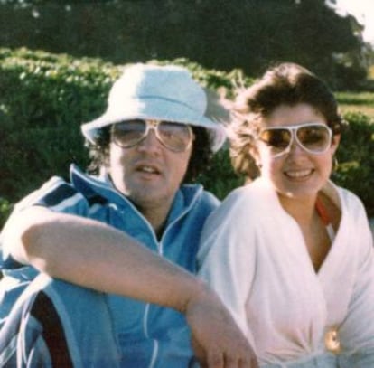 Elvis junto a su novia Ginger Alden, la última persona que lo vio con vida, en Hawaii en marzo de 1977.