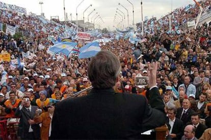 El presidente argentino, Néstor Kirchner, se dirige a los manifestantes el viernes en Gualeguaychú.