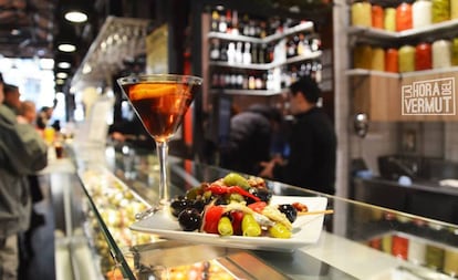 Barra del puesto La hora del vermut, en el Mercado de San Miguel (Madrid).