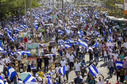 Centenares de personas protestan contra del gobierno de Daniel Ortega, en Managua (Nicaragua).