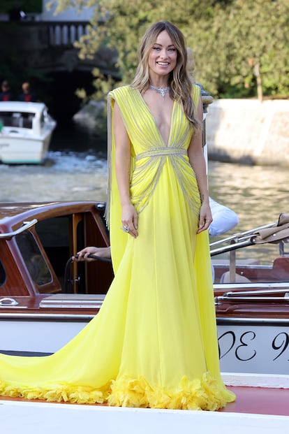 Lejos de supersticiones en torno al color, para el pase de su segunda película como directora Olivia Wilde ha elegido este traje de noche amarillo de Gucci combinado con piezas de alta joyería de la misma firma italiana.