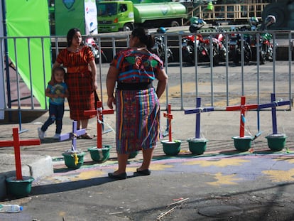 Mujeres de orígen maya k’iche pasean por el memorial de las 41 niñas asesinadas en el Hogar seguro Virgen de la Asunción, símbolo de la lucha contra la desaparición forzada de mujeres.