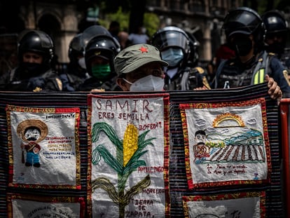 Un manifestante durante un mitin por la conmemoración de los 500 años de resistencia indígena, en Ciudad de México, en 2021.