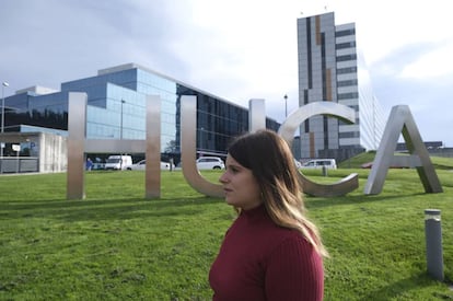 Aitana Fernández González, fotografiada ante el hospital público de Oviedo donde falleció su hermana Andreas en 2017.