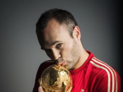 Iniesta posa con el trofeo de campeón del mundo.